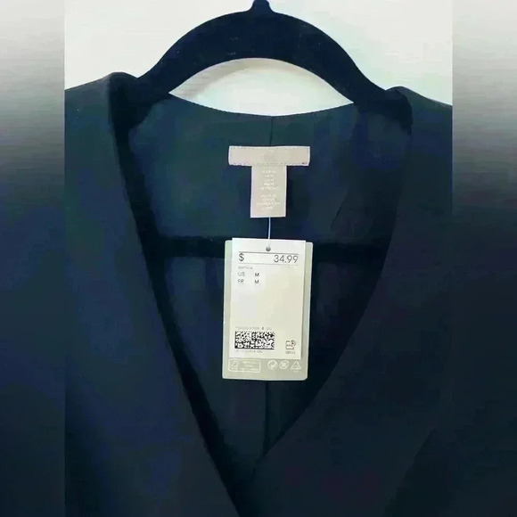 NWT H&M black button vest with faux pockets, medium. - Picture 3 of 3